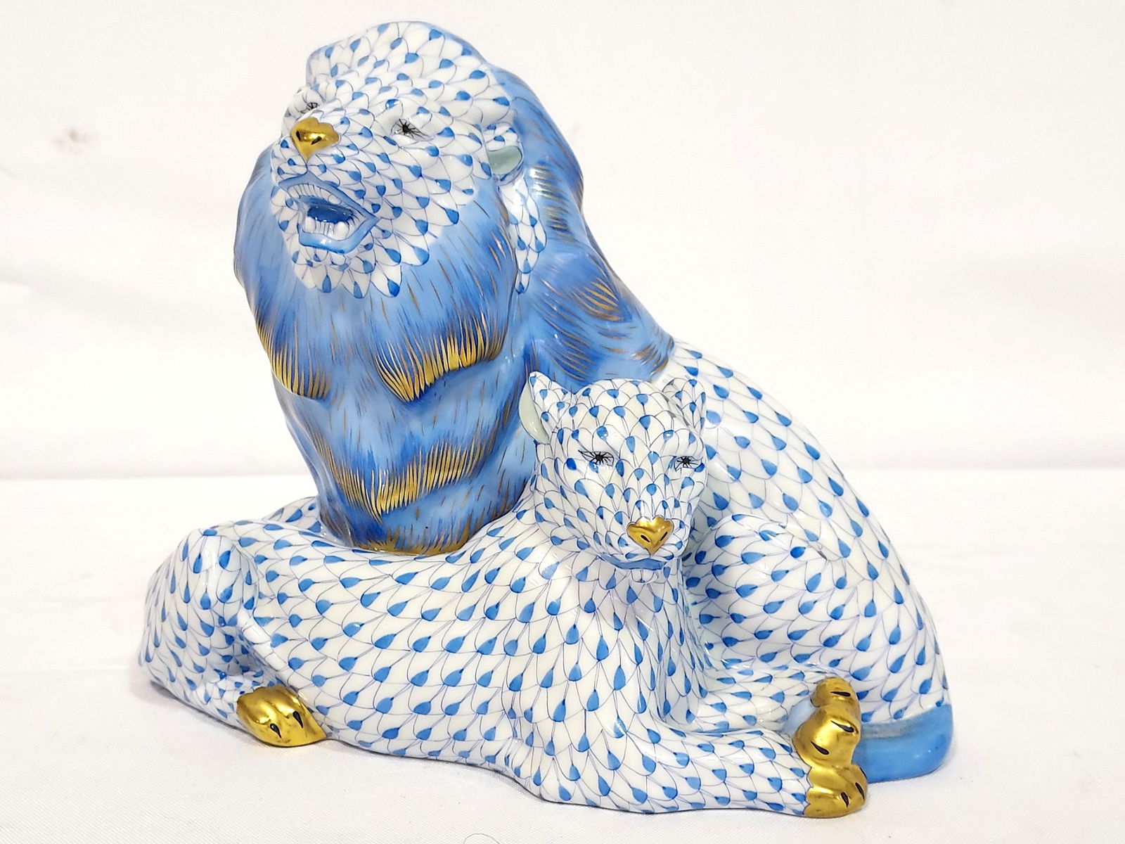 HEREND BLUE FISHNET PORCELAIN FIGURELION & LIONESS (1 of 13)