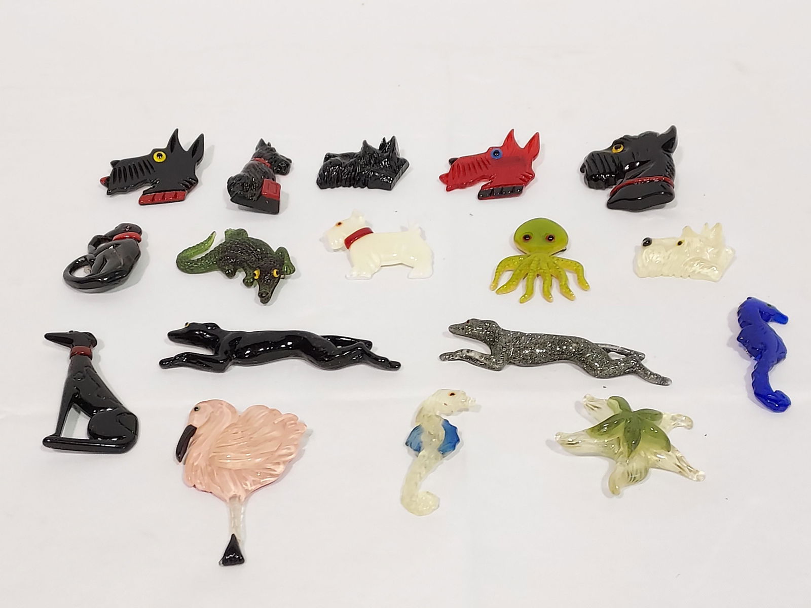 BAKELITE LUCITE CATALIN & PLASTIC ANIMAL BROOCHES (1 of 10)