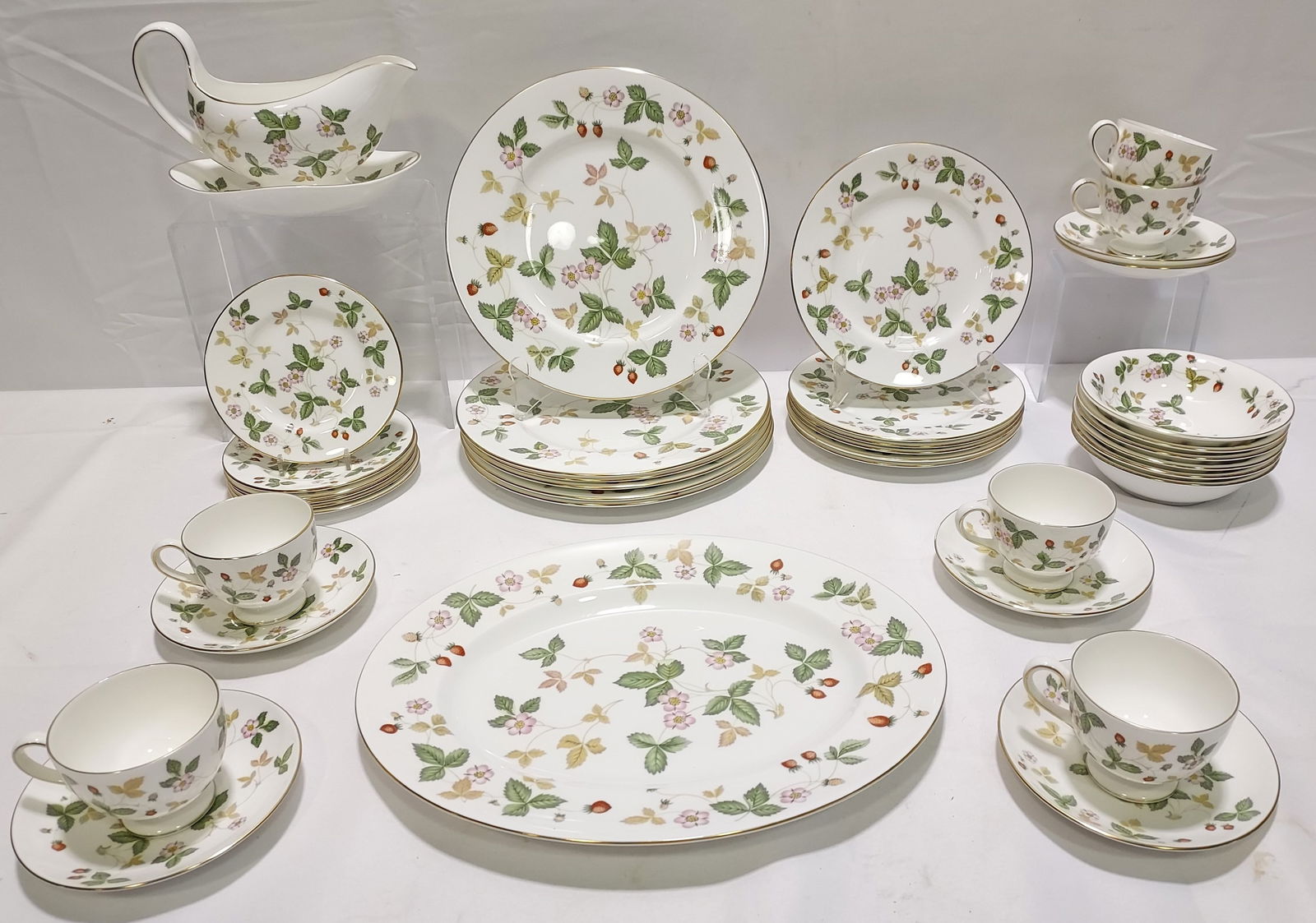 WEDGWOOD "WILD STRAWBERRY" DINNERWARE SRVC 6: Wedgwood "Wild Strawberry" porcelain dinnerware service for six. Includes six of each: 10.75" plates, 8" plates, 6" plates, 5.75" saucers, 2.75" tall cups, 6" bowls. Also includes one 14" x 11" platte