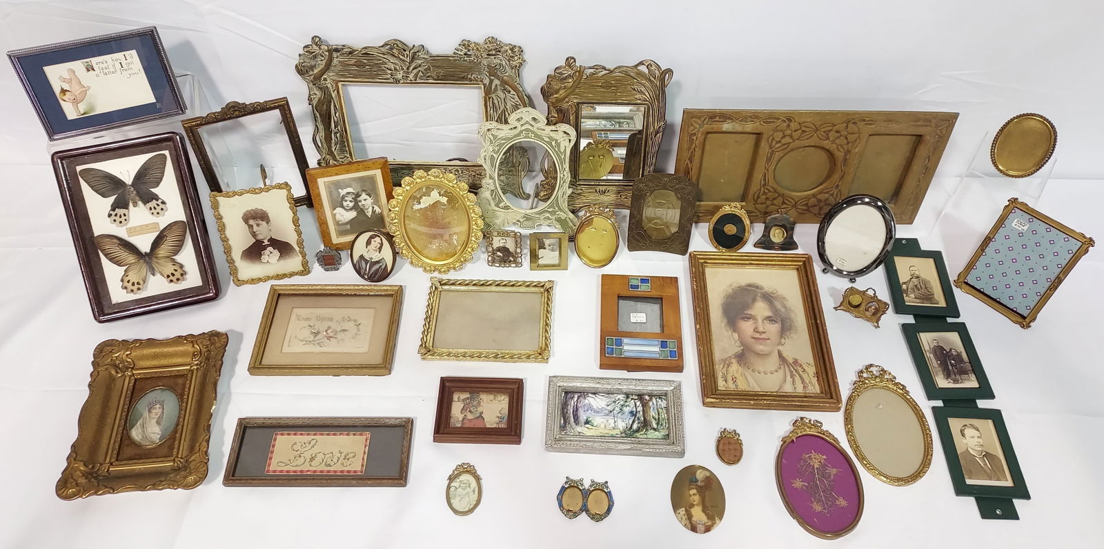 A COLLECTION OF VINTAGE FRAMES & CONTENTS (1 of 18)