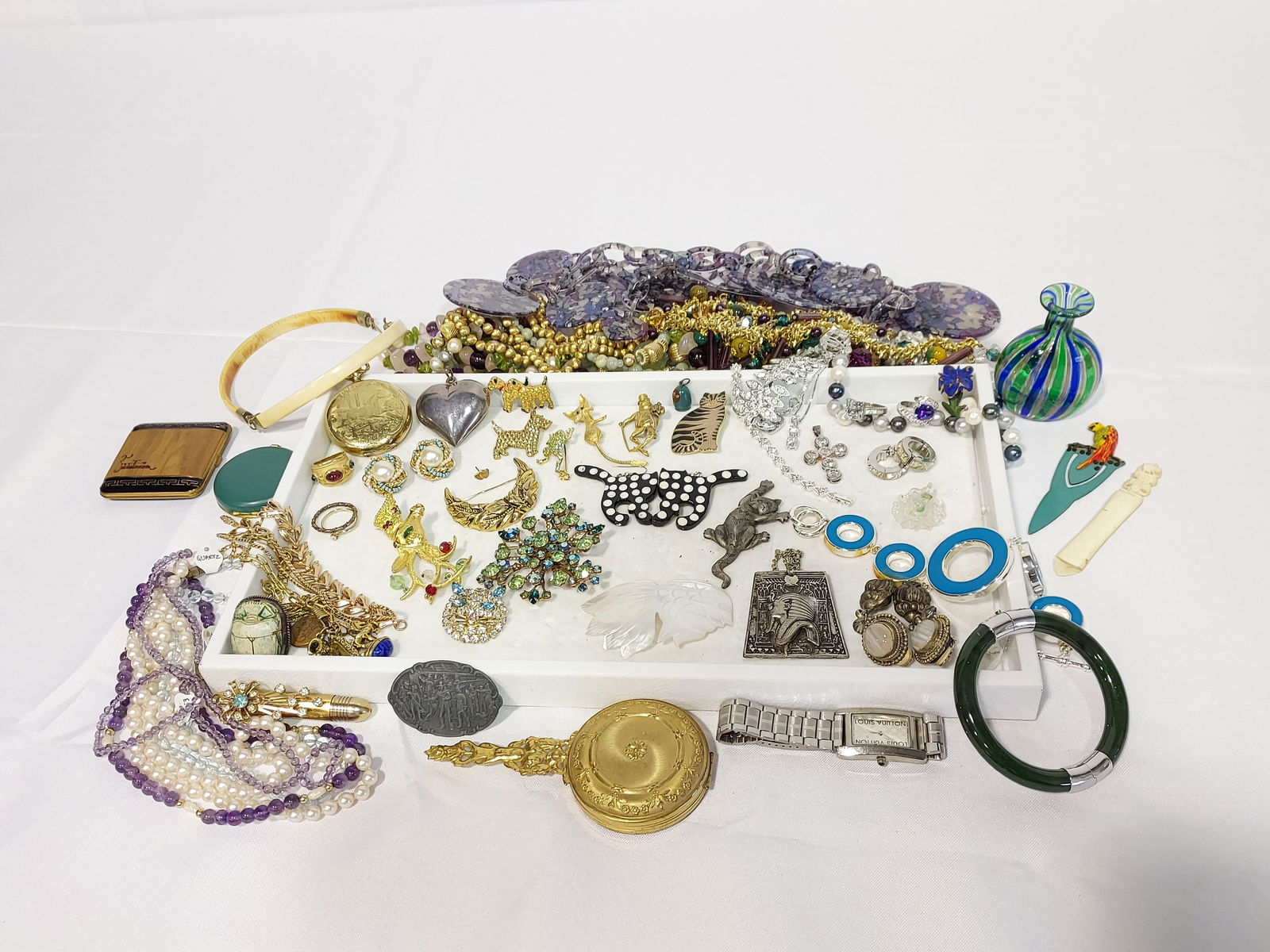 COSTUME JEWELRY COMPACTS,JADE, PEARLS, LUCITE +++ (1 of 20)