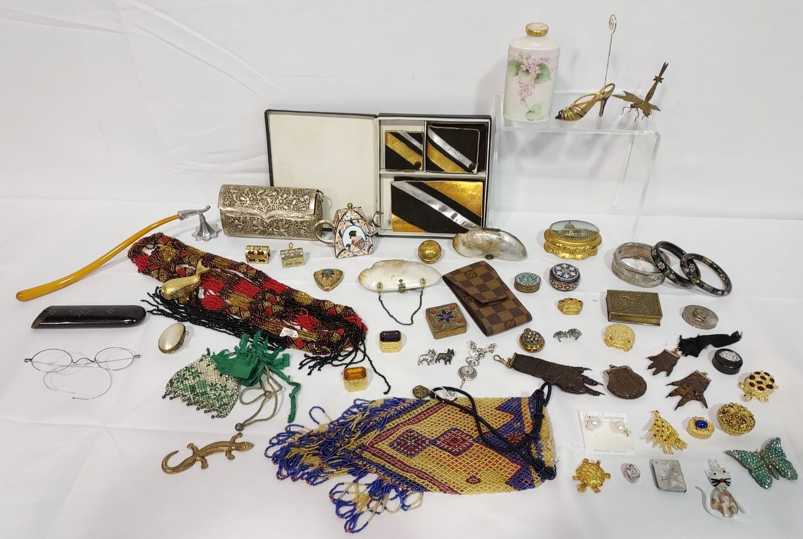 VINTAGE PURSES PILL BOXES JEWELR AND VANITY ITEMS (1 of 8)