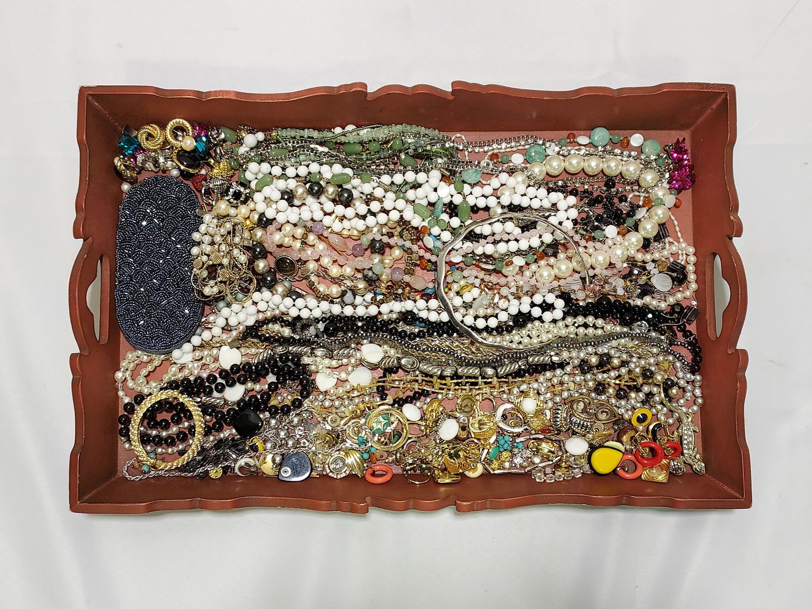 TRAY LOT LADIES COSTUME JEWELRY BEADS, SILVER, ETC (1 of 9)