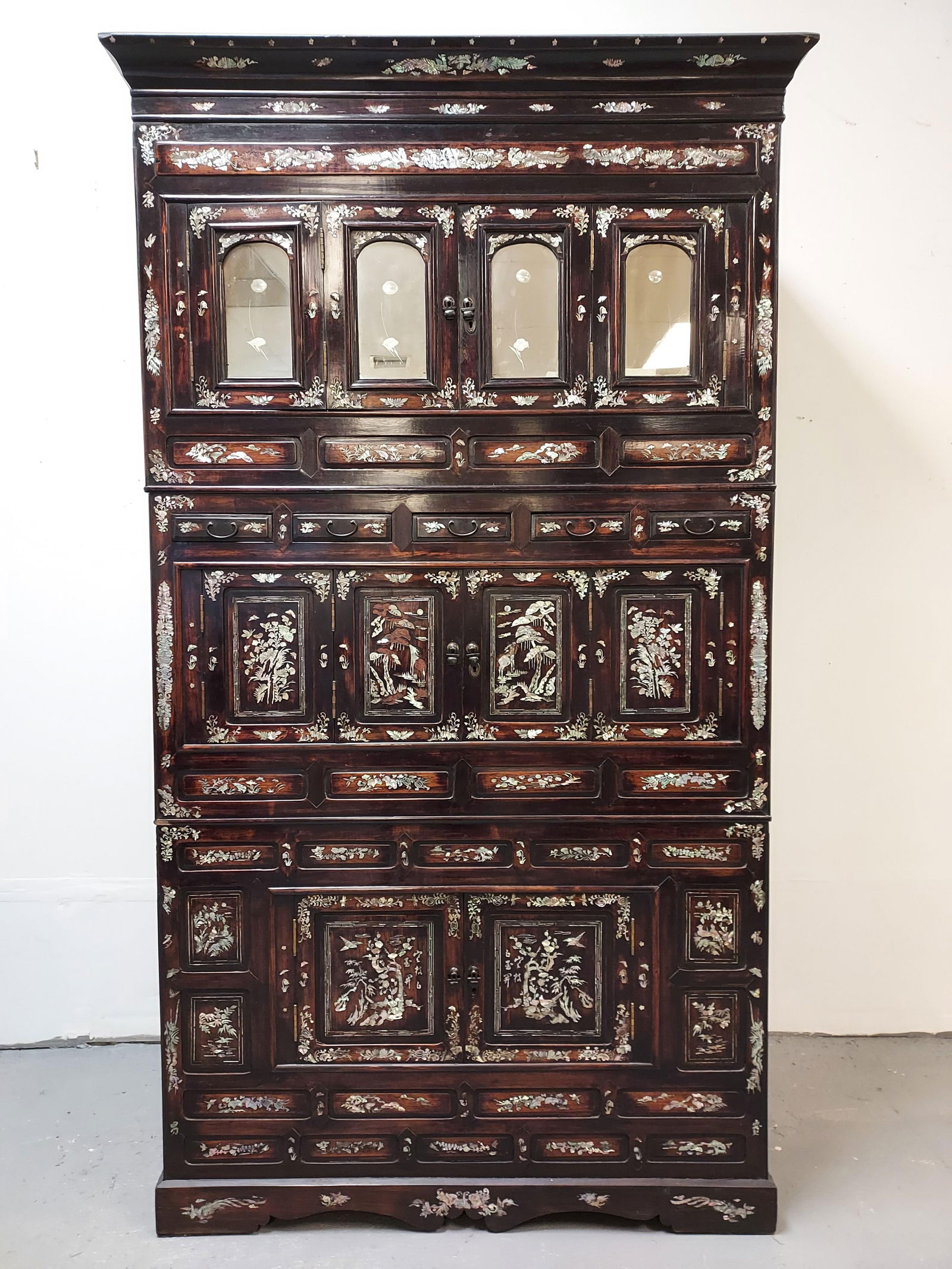 VNTG KOREAN MOTHER OF PEARL INLAID WOOD CHEST (1 of 20)