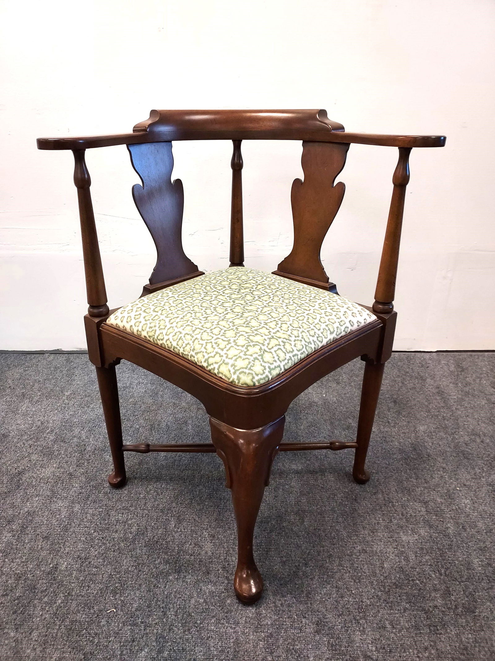 VINTAGE QUEEN ANNE STYLE MAHOGANY CORNER CHAIR (1 of 13)
