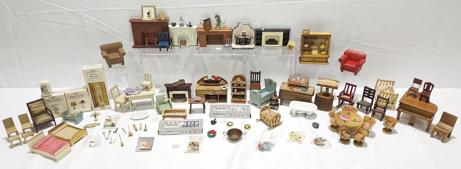 LARGE COLLECTION OF DOLL FURNITURE & ACCESSORIES (1 of 14)