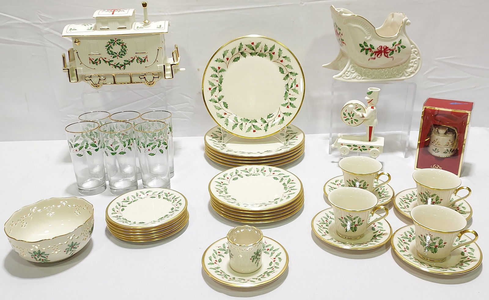 LENOX 'HOLIDAY' DINNERWARE & ACCESSORIES (1 of 19)
