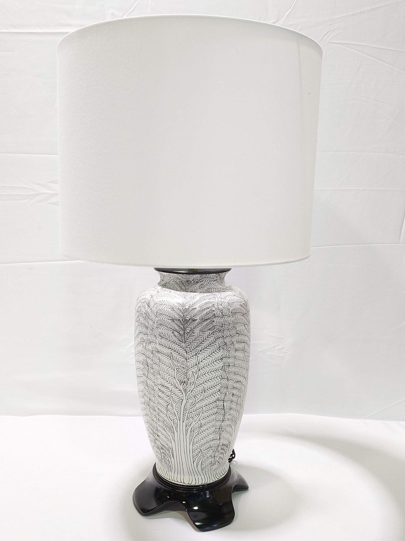 CONTEMPORARY FOLIATE CERAMIC URN TABLE LAMP (1 of 15)