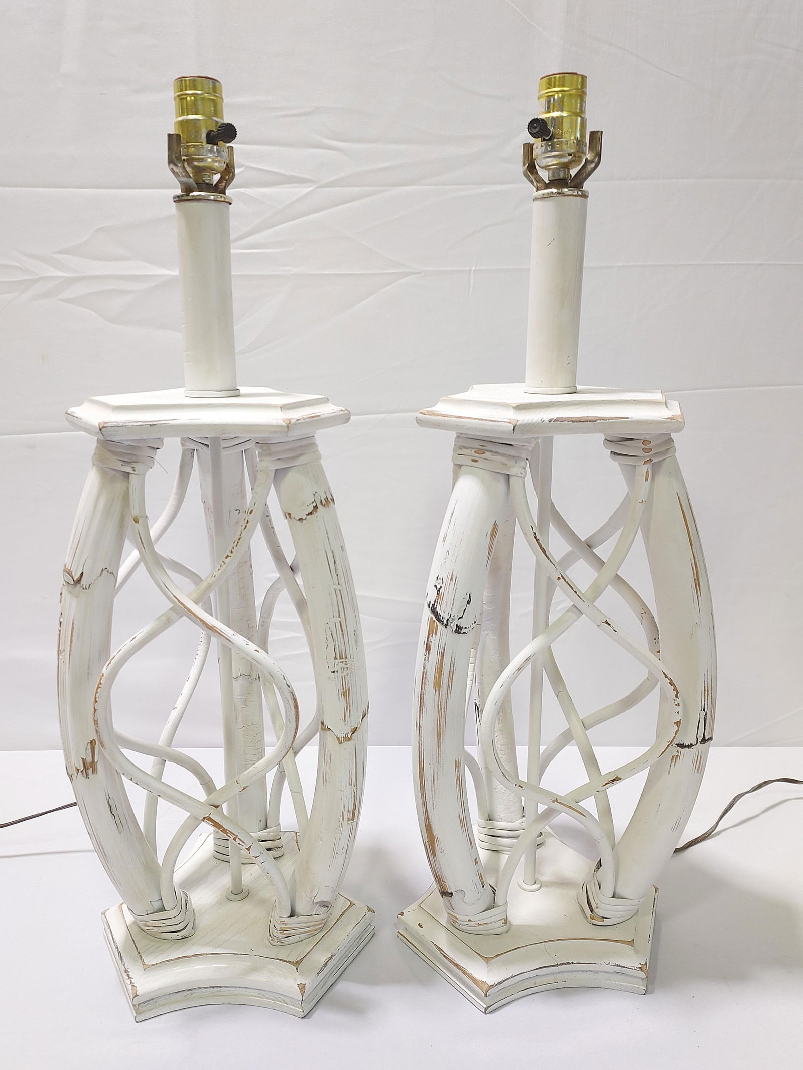 PAIR WHITE RATTAN TABLE LAMPS (1 of 12)
