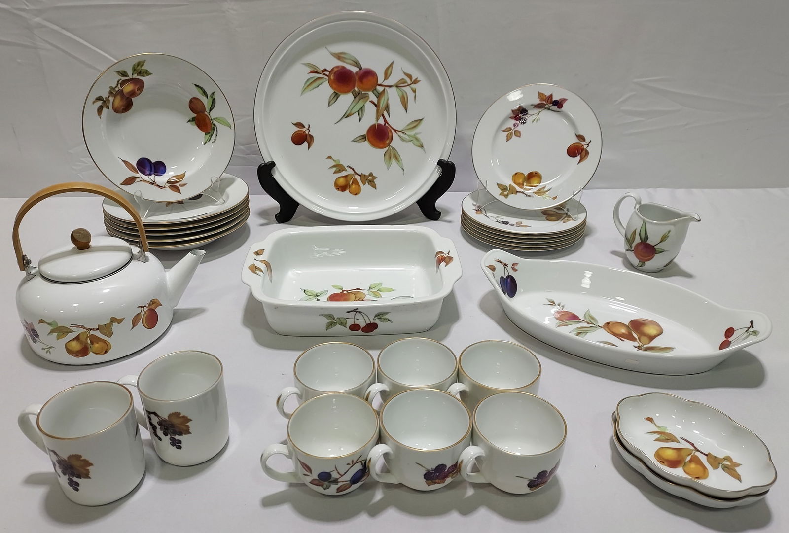 ROYAL WORCESTER EVESHAM EXTRAS SOUPS SERVING ETC (1 of 20)