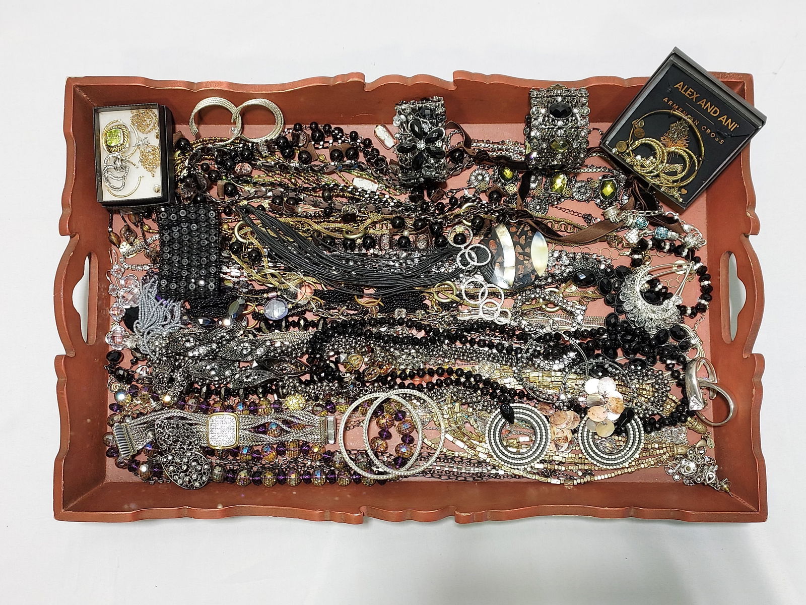 TRAY LOT ASSORTED LADIES COSTUME JEWELRY: BEAD ETC (1 of 14)