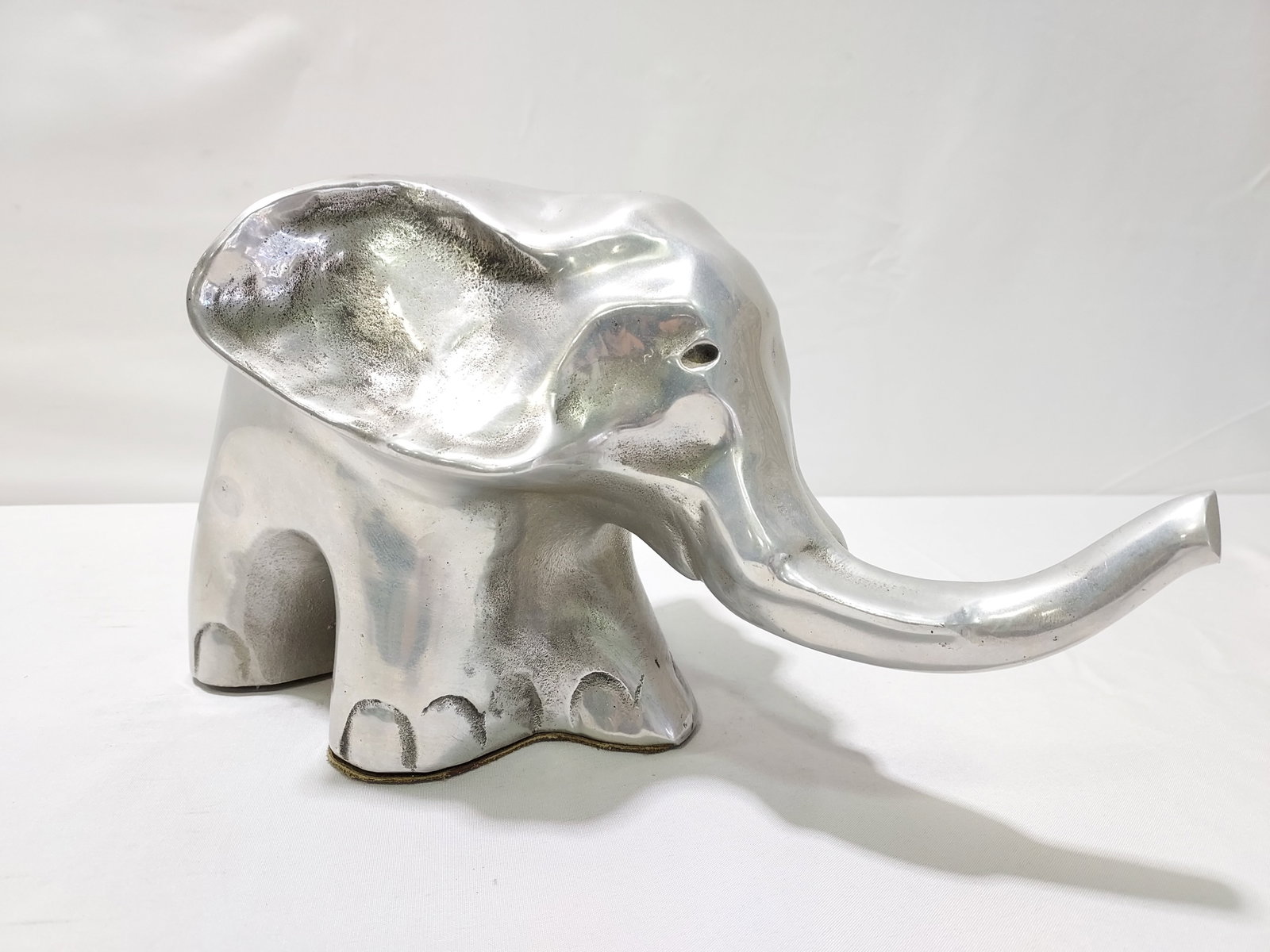 DAVID PARKIN ALUMINUM SCULPTURE OF AN ELEPHANT: David Parkin aluminum sculpture of an elephant measuring 8" tall x 14" long and 9" wide. Signed near rear base "David Parkin 131". Condition: good, see images. Weight: 6.6 lbs.