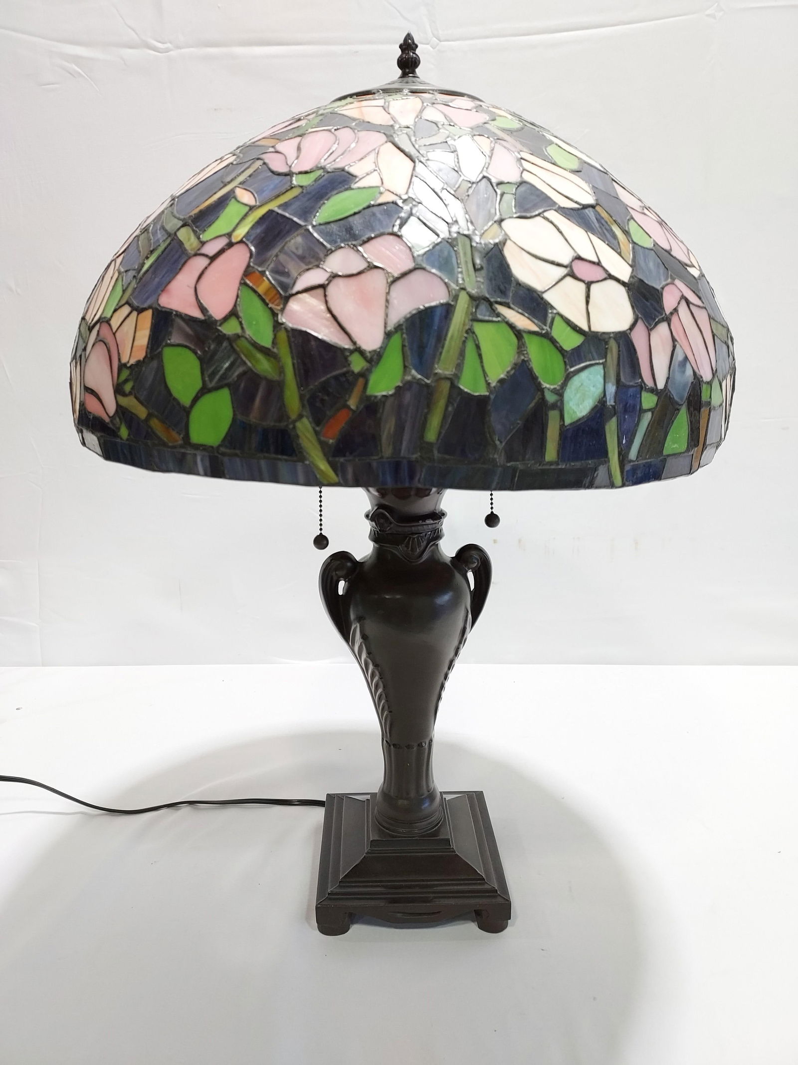VINTAGE TIFFANY STYLE LEADED GLASS TABLE LAMP (1 of 13)