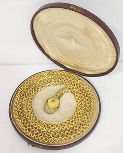 14K YELLOW GOLD FANCY LINK NECKLACE W/ HEART CLASP: A vintage 14k yellow gold fine fancy link necklace with a heart shaped clasp, set with a green semiprecious stone. Un-marked / un-hallmarked but tests for 14k gold. Includes custom case. Measures a to