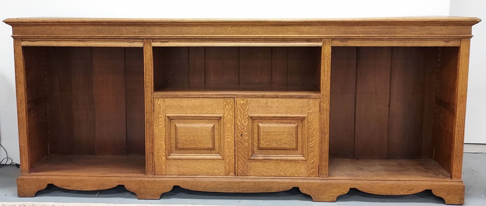 ANTIQUE OAK SIDEBOARD / CREDENZA CABINET (1 of 16)