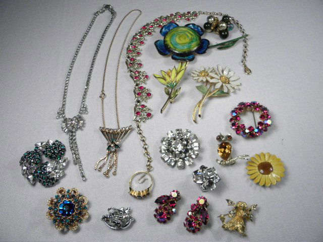 COSTUME JEWELRY: WEISS CARNEGIE SHERMAN CORO ETC: Tray lot of costume jewelry including 4 pairs of earrings, 10 brooches, 2 necklaces, one ring and one bracelet. All signed and includes Sherman, Carnegie, Coro, Weiss, Sphinx, Avon, Parco. Very good c