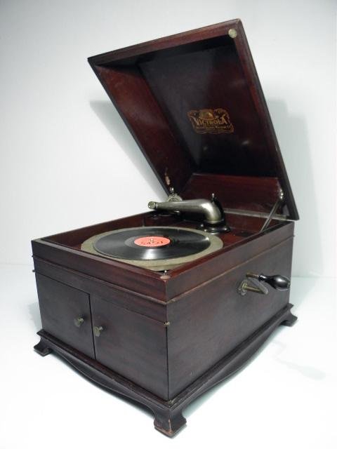 VICTOR TALKING MACHINE CO VICTROLA PHONOGRAPH: Victor Talking Machine Co. "Victrola" phonograph. Enclosed in oak case, and marked inside the lid "Victrola Manufactured by Victor Talking Machine Co., Camden N.J. U.S.A. Patented in United States & F