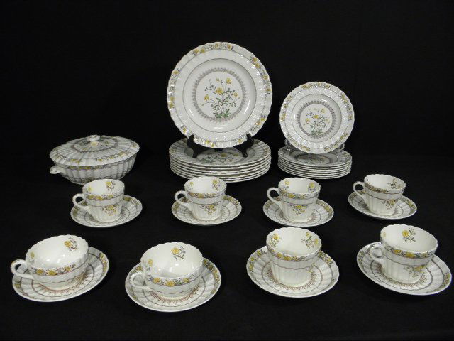 COPELAND SPODE "BUTTERCUP" PORCELAIN DINNERWARE: 3: Copeland Spode porcelain dinnerware in the "Buttercup" pattern. Includes 33 total pieces: (8) 10" plates, (8) 7.75" plates, (2) 2.2" tall tea cups, (6) 2.75" tall tea cups, (8) 5.5" saucers, and (1) 1