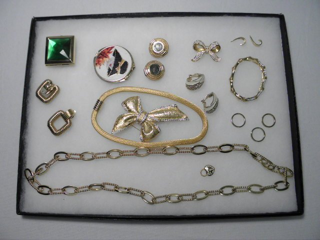 ASSORTED LADIES COSTUME JEWELRY: CINER SWAROVSKI : Tray lot of assorted ladies costume jewelry. Includes makers such as Swarovski, DS Co, Ciner, and many more. Mostly gold toned pieces, along with some faux jewels, enameling, etc. Necklaces, pins, bra
