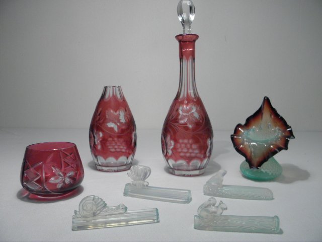 ASSORTED ART GLASS AND CRYSTAL: SABINO, CRANBERRY: Lot of assorted art glass and cut crystal. Includes four Sabino opaline art glass knife rests, a cranberry cut to clear vase, a cranberry cut to clear cut, a cranberry cut to clear decanter (Marked "H
