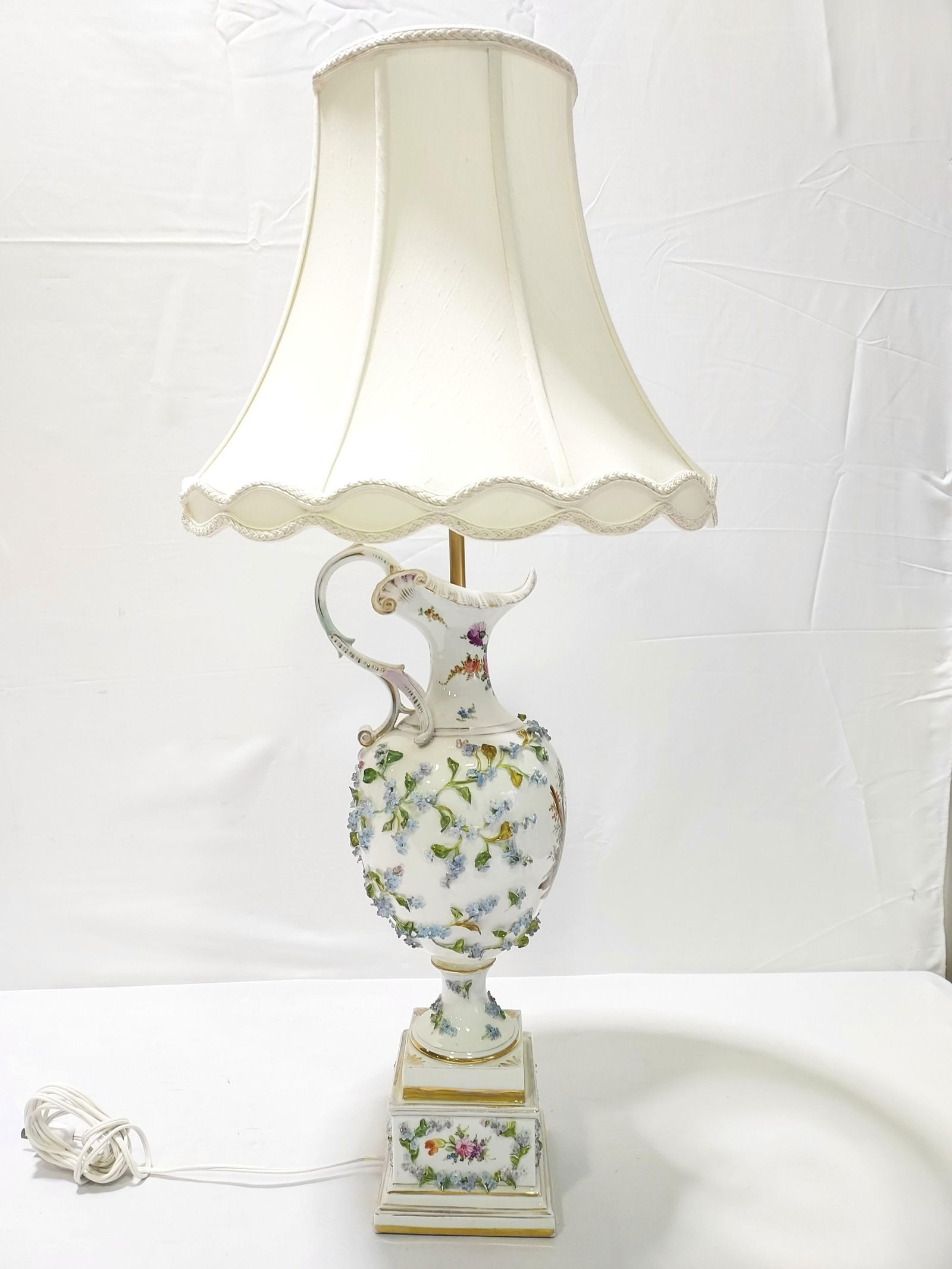 DRESDEN STYLE PORCELAIN EWER FORM TABLE LAMP (1 of 20)