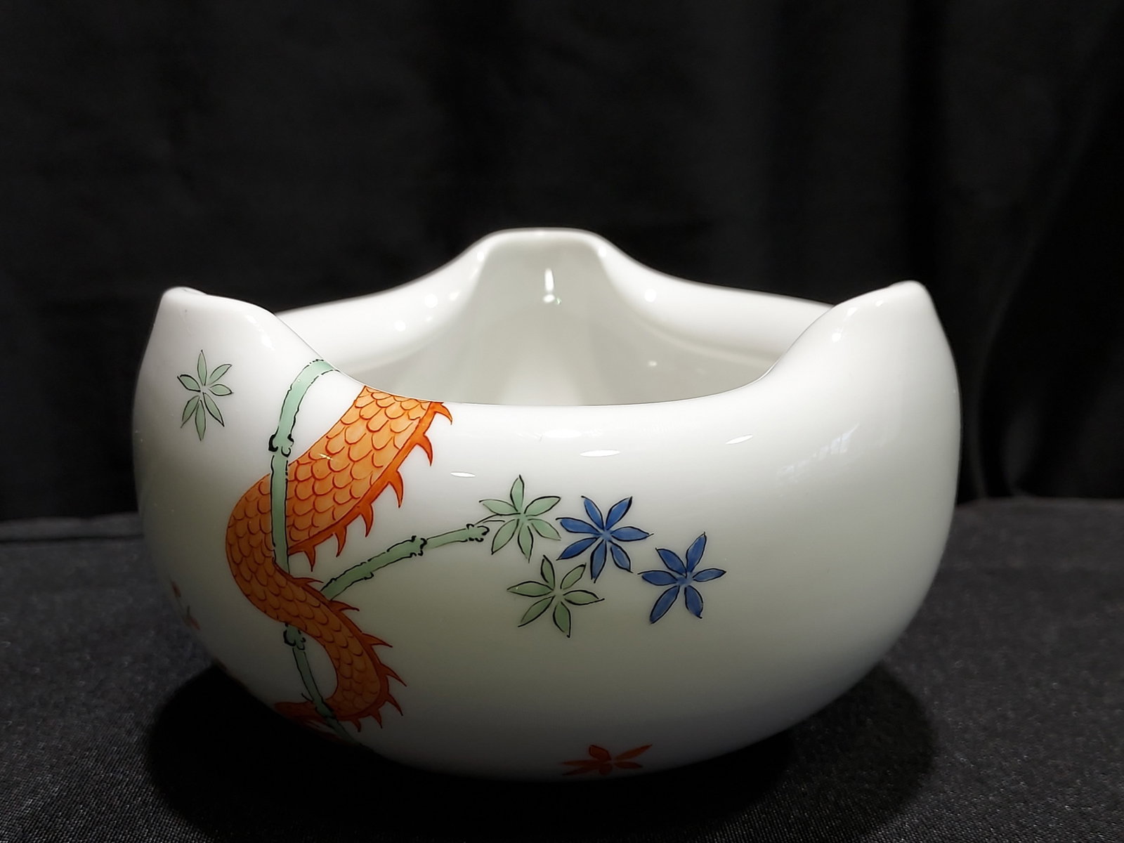 MEISSEN JAPANESE KAKIMON STYLE BOWL, SINNBILDER: Meissen Japanese Kakimon style porcelain bowl, 1st choice blue swords mark, 006/100 with gold leaf, Sinnbilder edition. Tiger and dragon motif. Measures 2.8" tall x 4.7" diameter. Condition: good, no 