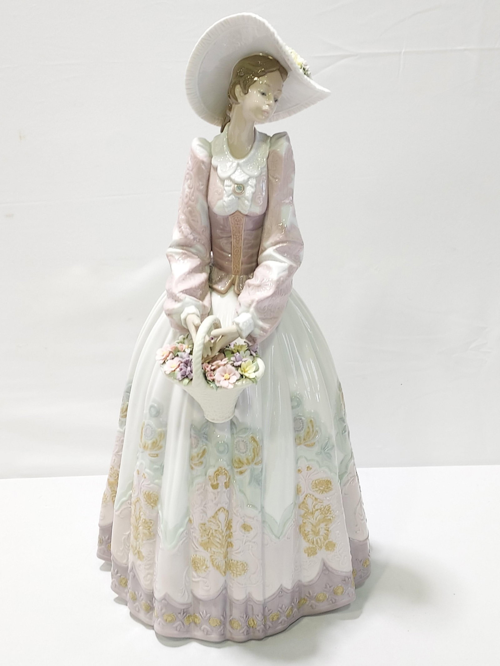 LARGE LLADRO "SPRING COURTSHIP" PORCELAIN FIGURINE (1 of 16)