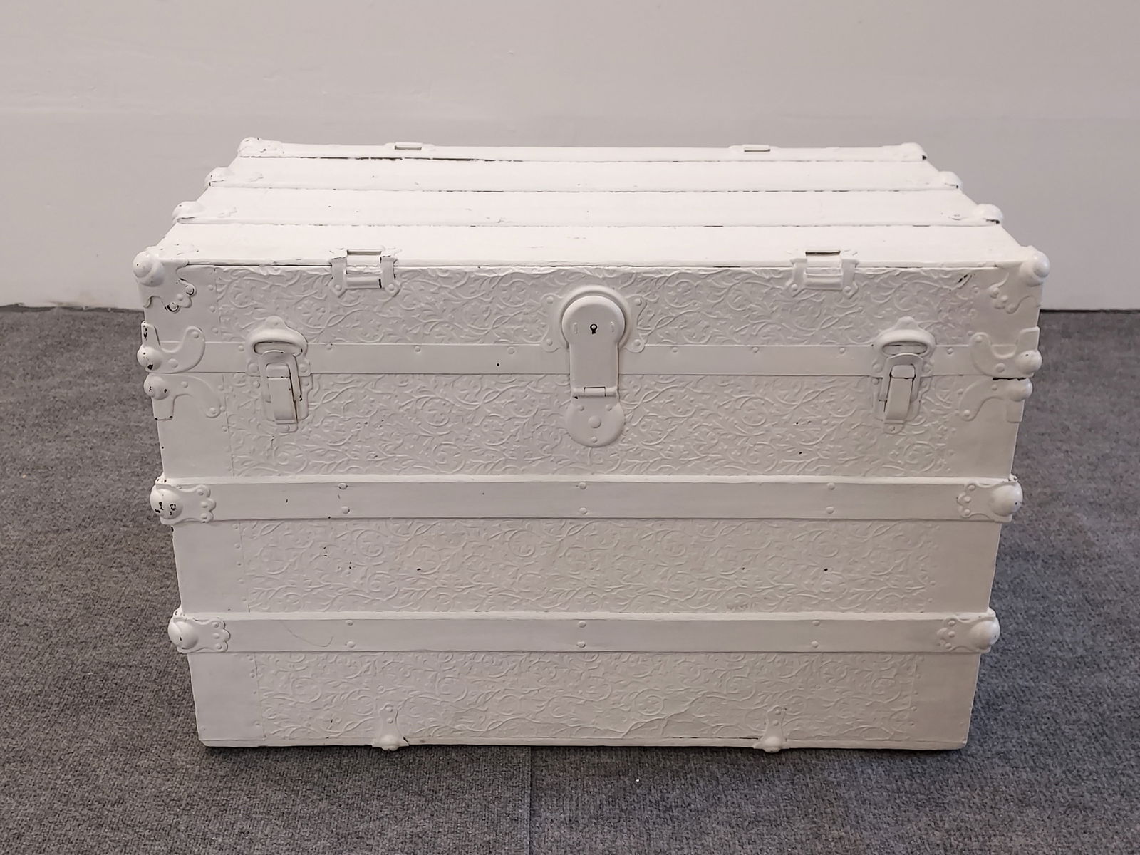 ANTIQUE WHITE PAINTED STORAGE CHEST STEAMER TRUNK (1 of 9)