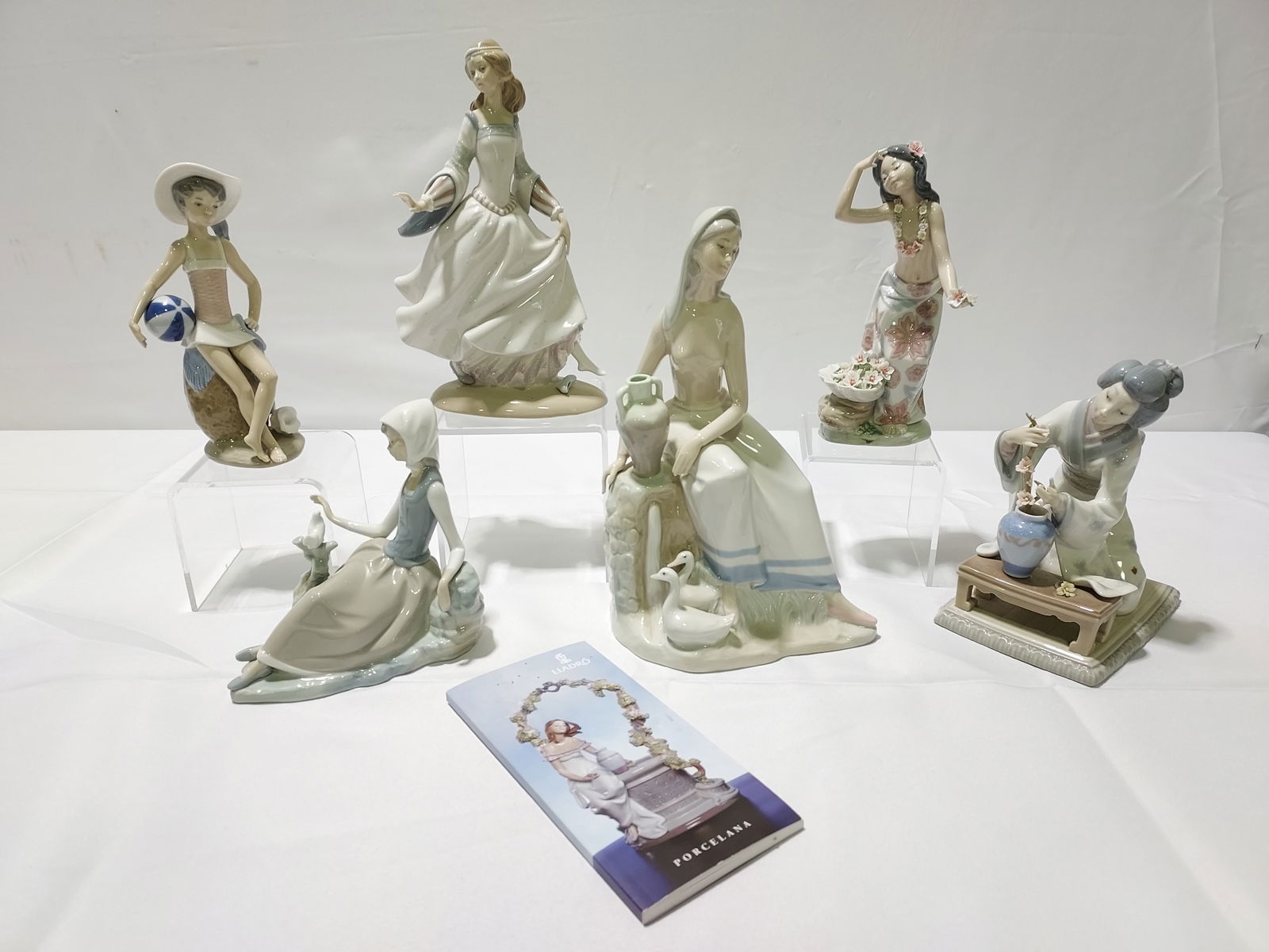 SIX LLADRO PORCELAIN FIGURINES (1 of 20)