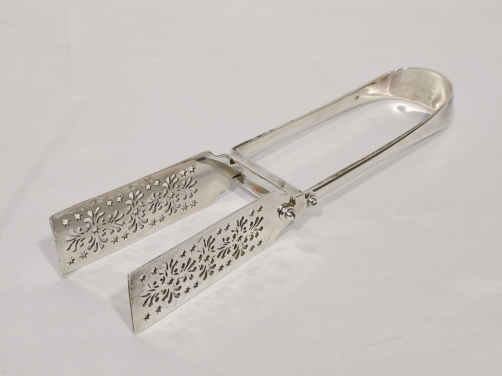 ENGLISH VICTORIAN STERLING SILVER ASPARAGUS TONGS (1 of 10)