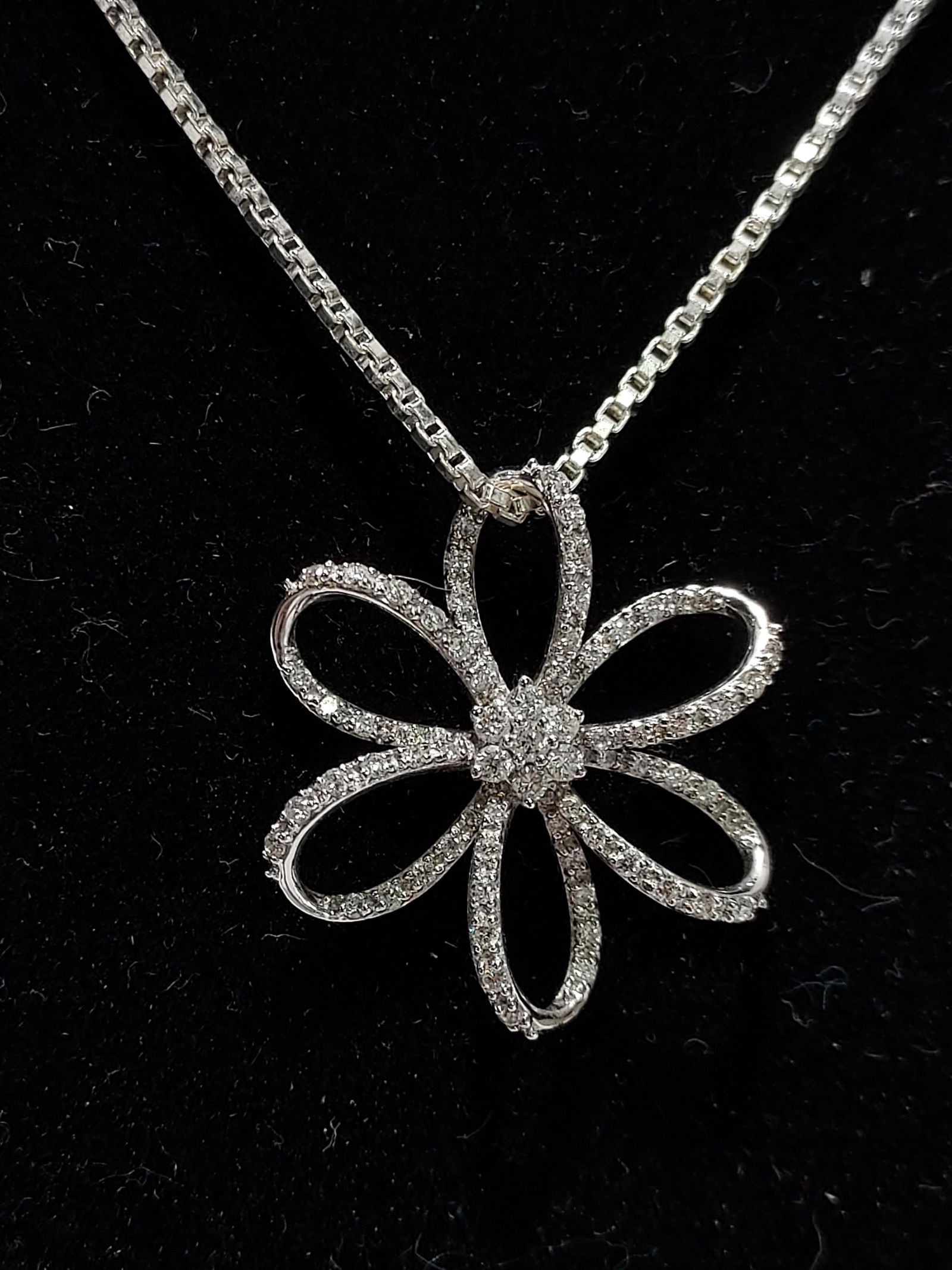KREMENTZ 14k WHITE GOLD DIAMOND FLOWER PENDANT (1 of 9)
