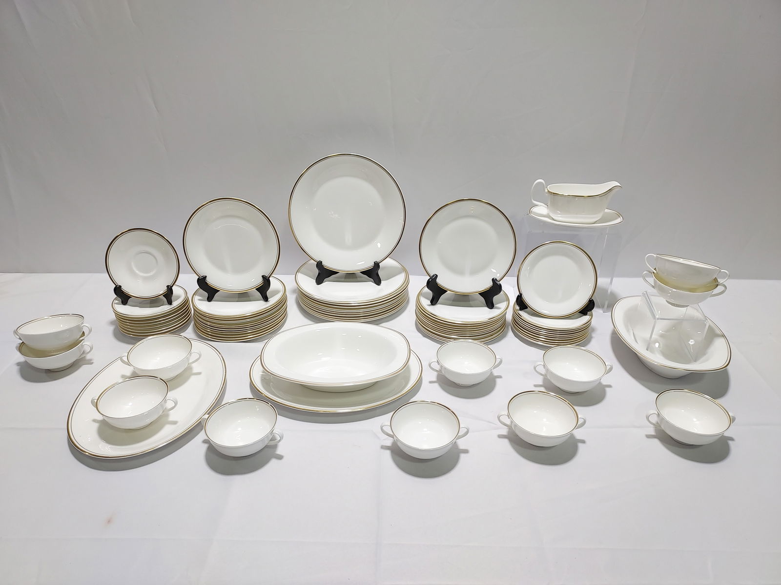 ROYAL DOULTON "GOLD CONCORD" PORCELAIN DINNERWARE (1 of 14)