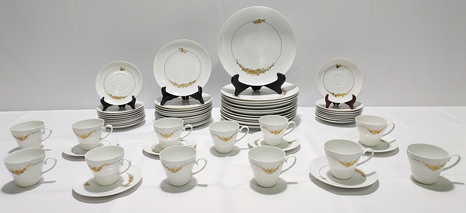ROSENTHAL "MEDLEY" PORCELAIN DINNERWARE FOR 12 (1 of 18)