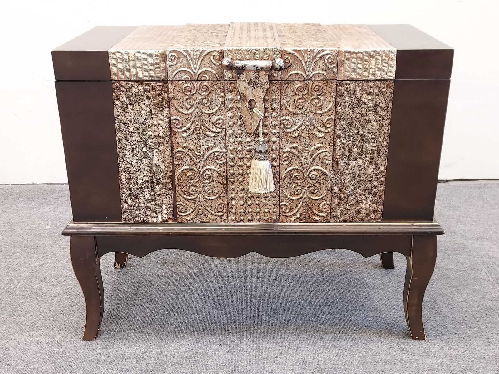 INDO - ASIAN STYLE CHEST ON LEGS (1 of 13)