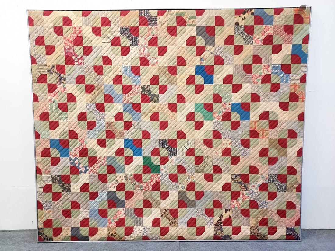 ANTIQUE CIRCLE PATTERN QUILT MOUNTED IN FRAME (1 of 14)