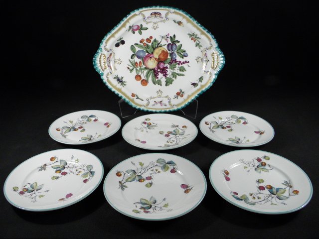 ASSORTED FLORAL PORCELAIN WARE: 7 PCS: Lot of assorted floral porcelain ware. Includes (6) 6.5" Royal Worcester "Strawberry Fair" plates, and (1) 12.75" wide Mottahedeh "Williamsburg Duke of Gloucester" platter. Condition: small flake to e