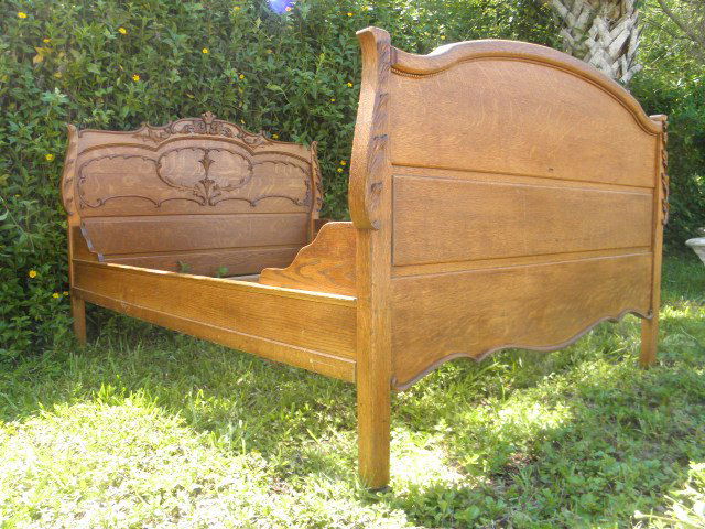 ANTIQUE CARVED OAK FULL SIZE BED FRAME: An antique carved oak bedframe. Includes headboard, footboard, and rails. Full size, measures approximately 58.5" wide x 77.5" long and 47.25" tall (to tip of headboard). Condition: minor wear and sig