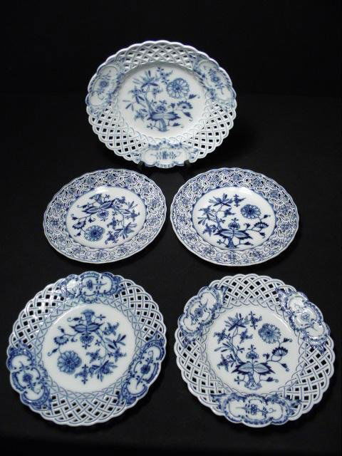ASSORTED MEISSEN & OTHER "BLUE ONION" OPENWORK PLA: Lot of assorted Meissen and other "Blue Onion" patterned plates. Includes a Meissen 9.25" plate (marked on base with double crossed swords and double cancellation slash marks), (2) Meissen 8.15" plate