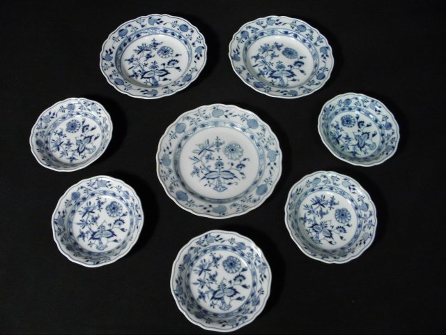 MEISSEN "BLUE ONION" PORCELAIN DINNERWARE: 8 PCS: Lot of assorted Meissen "Blue Onion" German porcelain dinnerware. Includes (5) 5.5 wide bowls (double cancellation slash marks), (1) 8" plate (triple cancellation slash marks), and (2) 7.75" low bowls