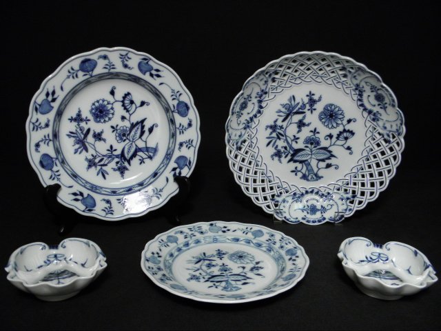 MEISSEN "BLUE ONION" PORCELAIN DINNERWARE: 5 PCS: Meissen German porcelain dinnerware in the popular "Blue Onion" pattern. Includes (2) 4" long ashtrays, (1) 7" plate, (1) 9" low bowls or soup bowl, and (1) 9.6" porcelain low bowl/basket with reticul
