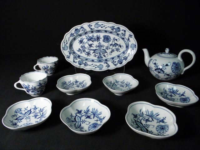 MEISSEN & OTHER "BLUE ONION" PORCELAIN DINNERWARE:: Lot of assorted Meissen and other porcelain dinnerware in the "Blue Onion" pattern. Includes (6) Meissen elongated quatrefoil shaped dishes (all marked with double crossed swords under glaze), an 8.25