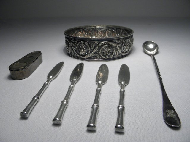 TIFFANY & CO STERLING & SILVER PLATED TABLEWARES: : Lot of assorted Tiffany & Company silver tone tablewares. Includes a sterling silver spring loaded three slot coin holder, a silver plated spiraled iced tea spoon, and a set of (4) sterling silver "Ba