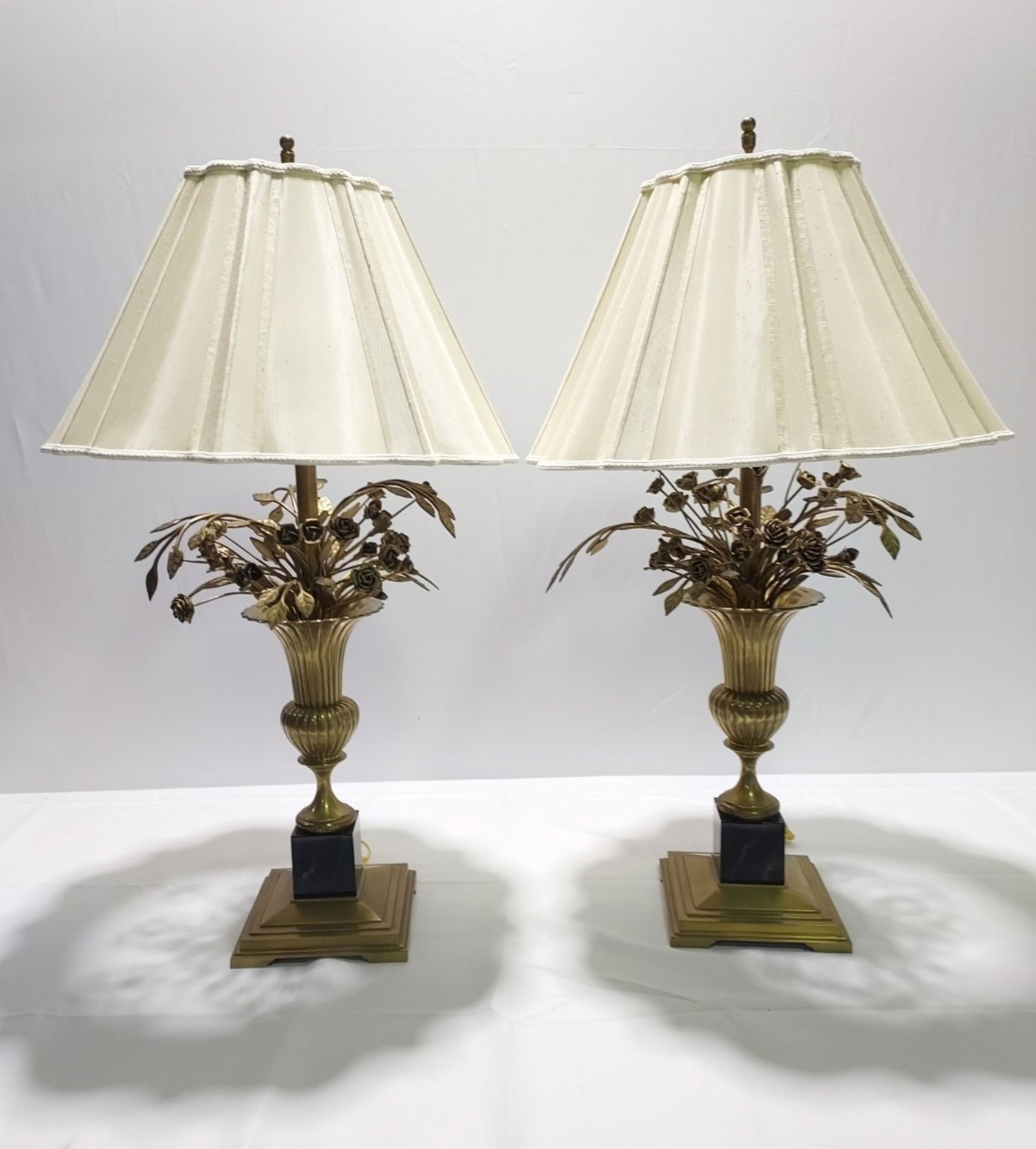 PAIR HOLLYWOOD REGENCY BRASS FLORAL BOUQUET LAMPS (1 of 12)