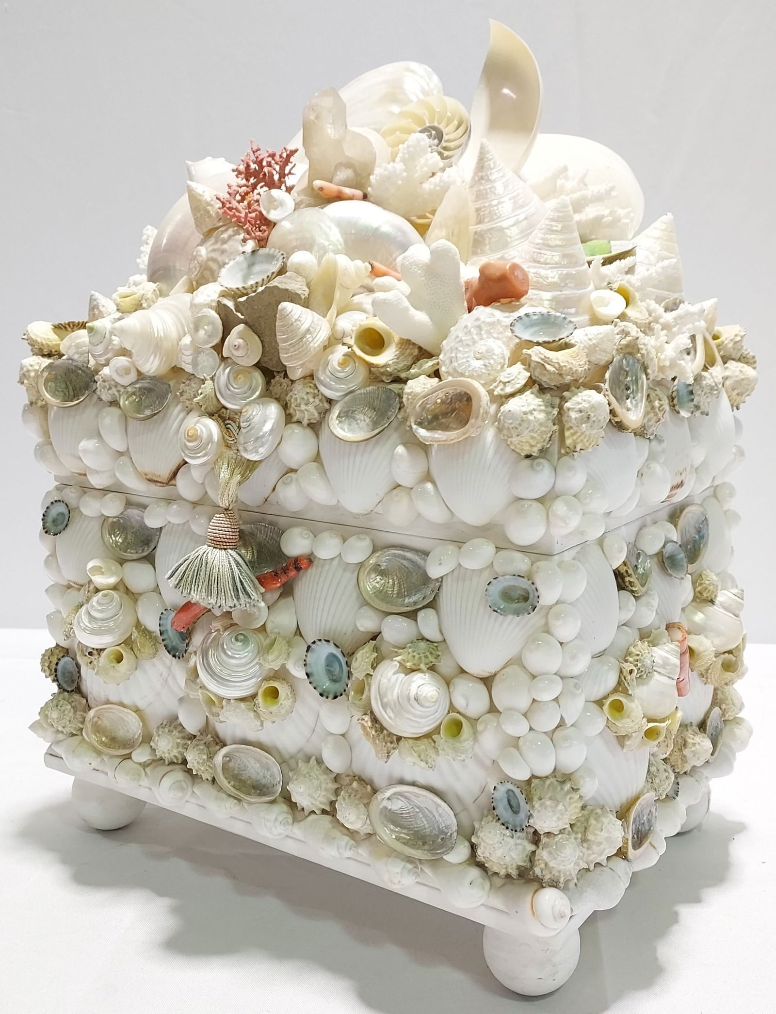 LARGE DECORATIVE SEASHELL & CRYSTAL ENCRUSTED BOX (1 of 10)