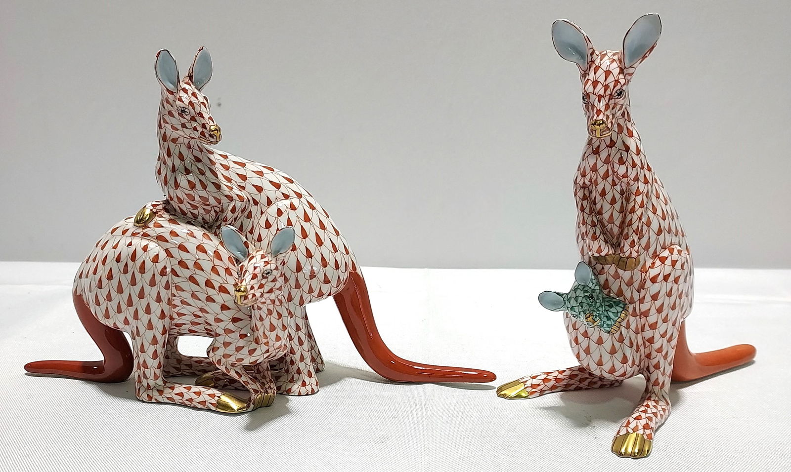 HEREND RUST FISHNET PORCELAIN KANGAROOS 2 PCS (1 of 12)