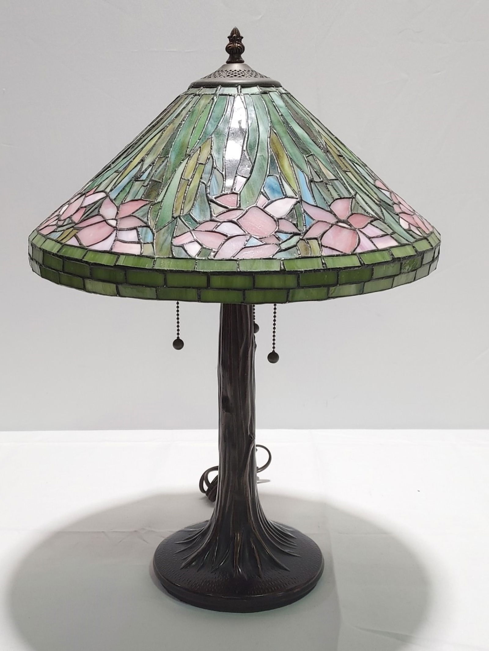 TIFFANY STYLE STAINED / LEADED GLASS TABLE LAMP (1 of 12)