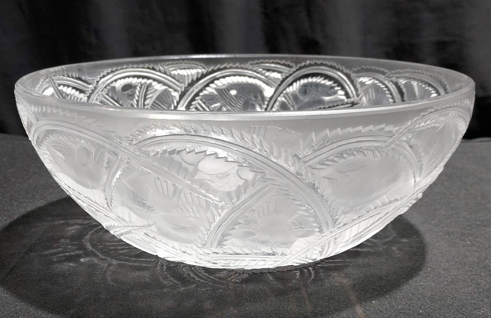 LALIQUE "PINSONS" CRYSTAL 9.25" BOWL (1 of 8)