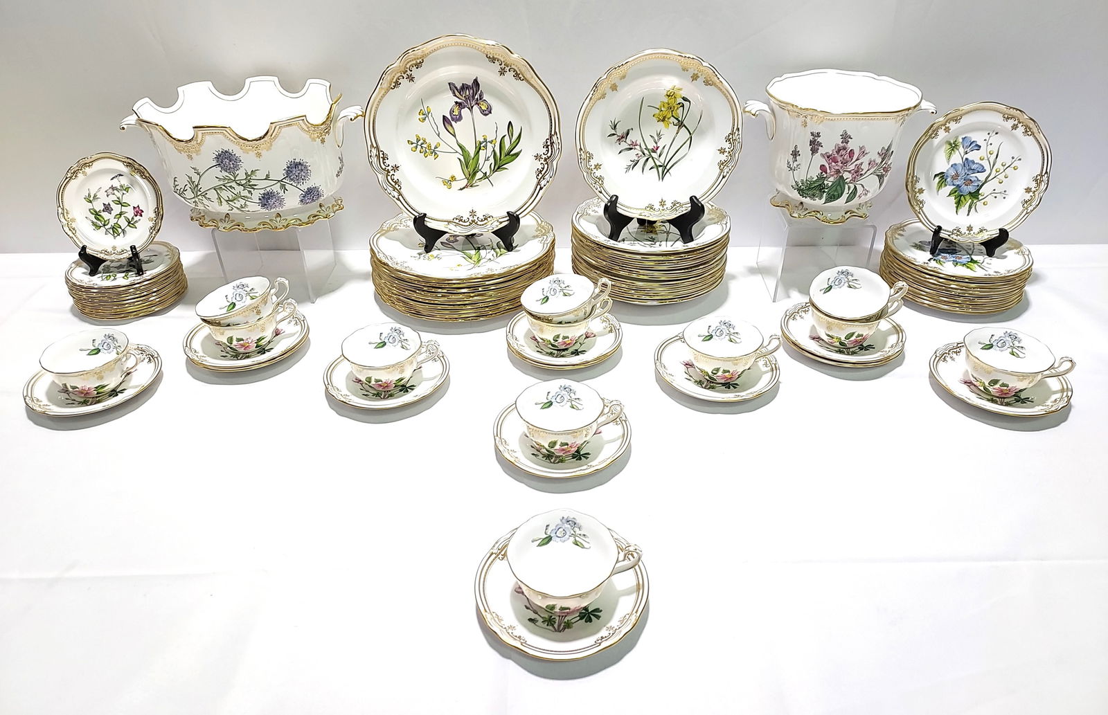 SPODE "STAFFORD FLOWERS" DINNERWARE SERVICE FOR 12 (1 of 16)