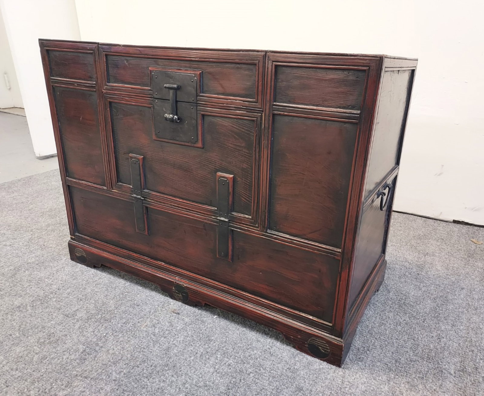 JAPANESE MEIJI PERIOD ELMWOOD TANSU CHEST: Japanese Meiji period elmwood tansu chest measuring 23.5" tall x 32.5" wide and 15" deep. Condition: good with only normal signs of age and use, see images. Weight: approx. 45 lbs. Property from the e