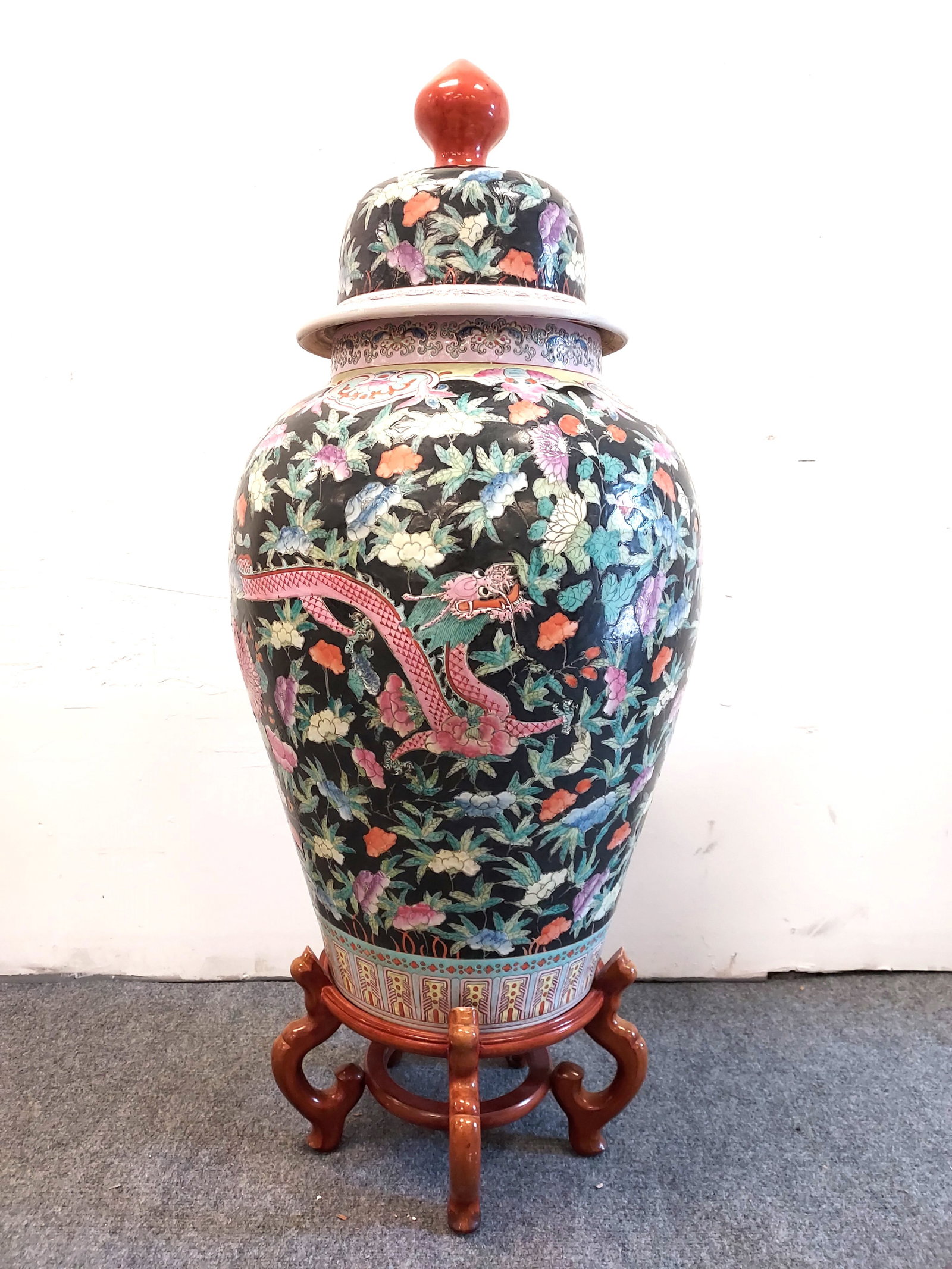 LG CHINESE FAMILLE NOIRE COVERED FLOOR URN W STAND: Large Chinese hand painted Famille Noire covered floor urn with wooden stand. Measures a total of 39.5" tall when on the stand, or 33" tall without the stand, x 16.5" diameter. Condition: good, no chi